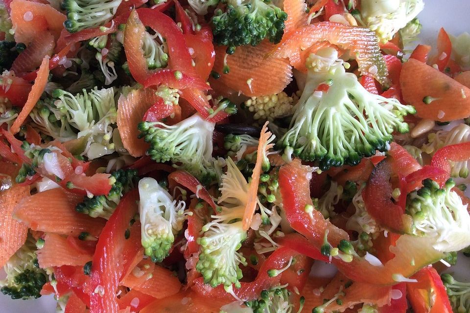 Sommerlicher Brokkolisalat mit Paprika und Pinienkernen