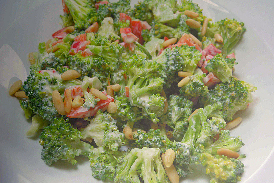 Sommerlicher Brokkolisalat mit Paprika und Pinienkernen