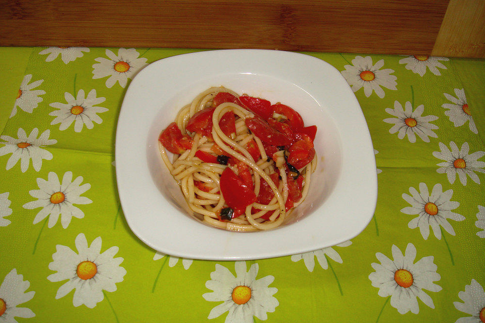 Sommerlicher Spaghetti - Tomaten - Salat