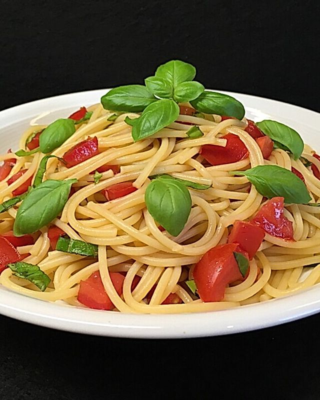Sommerlicher Spaghetti - Tomaten - Salat