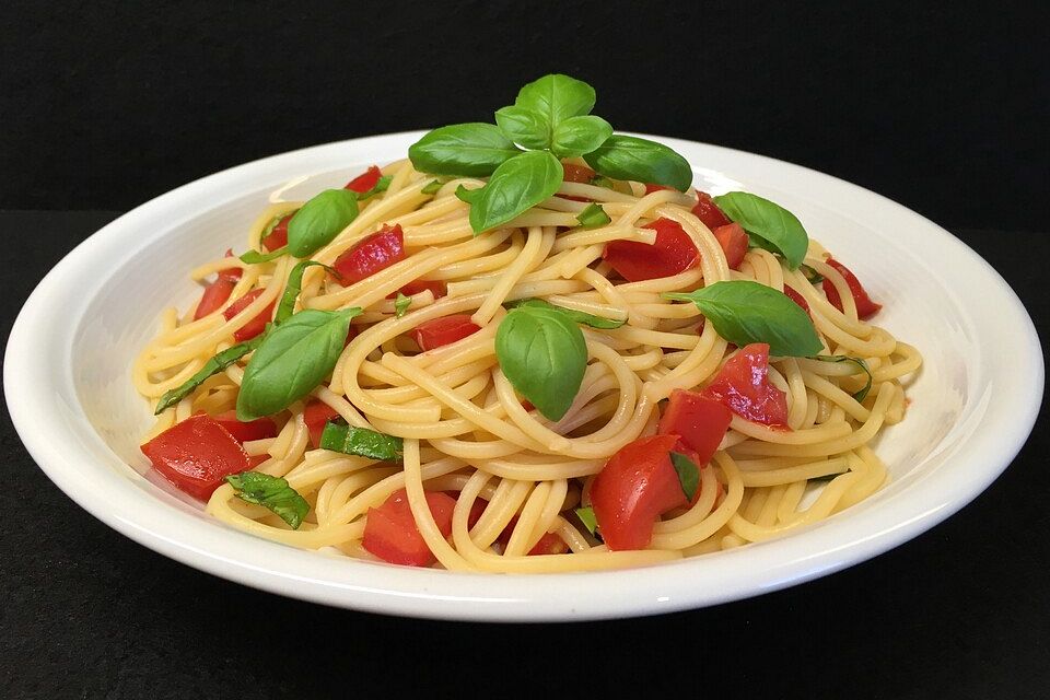 Sommerlicher Spaghetti - Tomaten - Salat