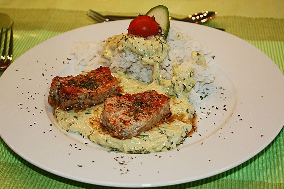 Schweinemedaillons auf Zucchini - Frischkäse -  Sauce