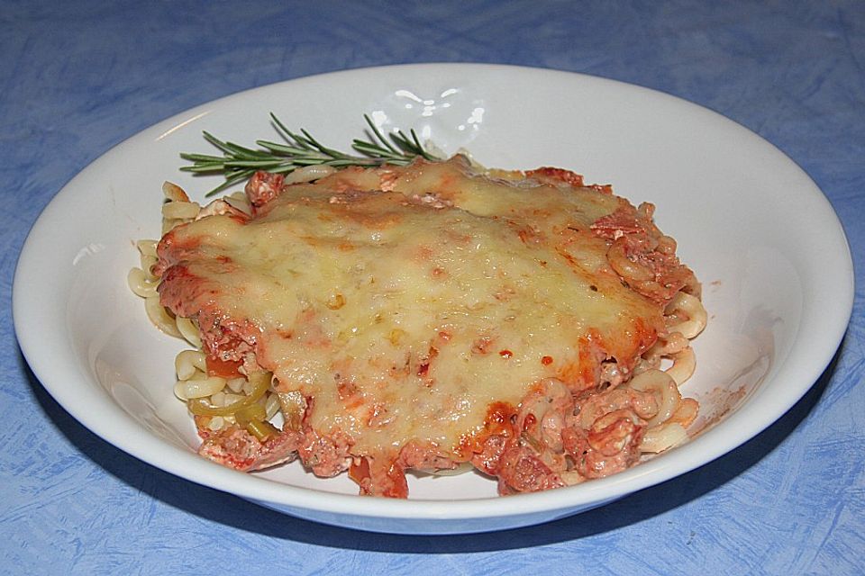 Nudelauflauf mit Schafskäse, Tomaten und Peperoni