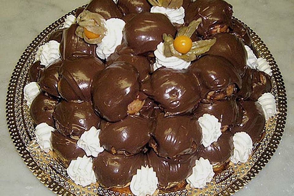 Profiteroles mit Schokolade und Sahne