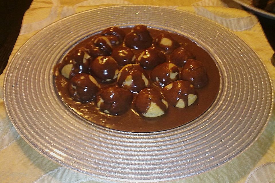 Profiteroles mit Schokolade und Sahne