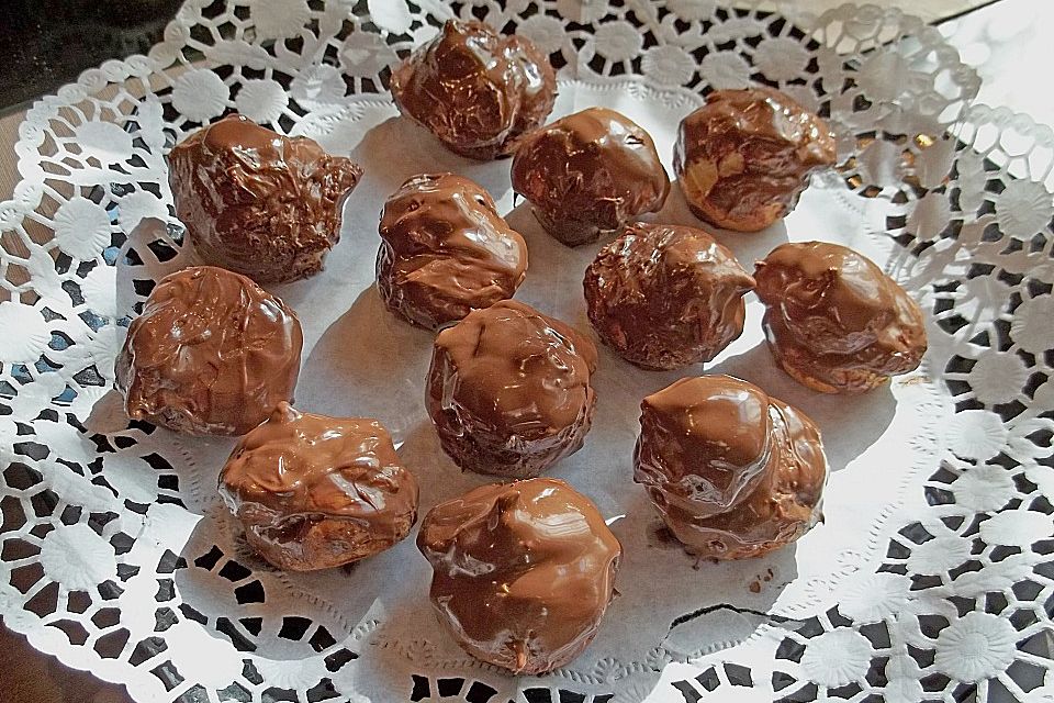 Profiteroles mit Schokolade und Sahne