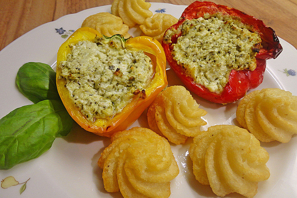 Gefüllte Zucchini oder Paprika mit Feta und Pesto