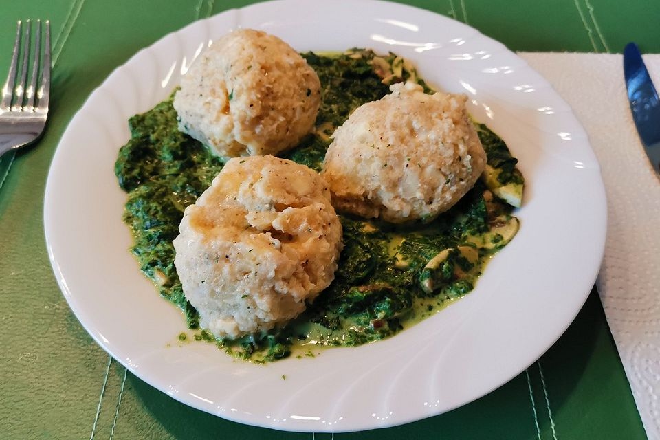 Käseknödel auf Rahmspinat