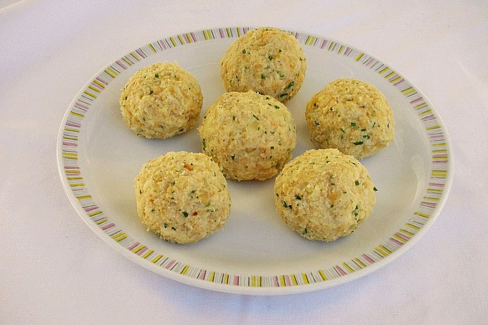 Käseknödel auf Rahmspinat