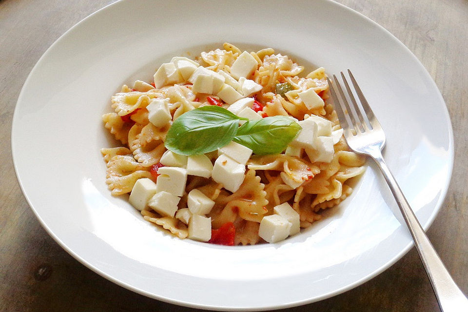 Pasta mit Paprika und Mozzarella