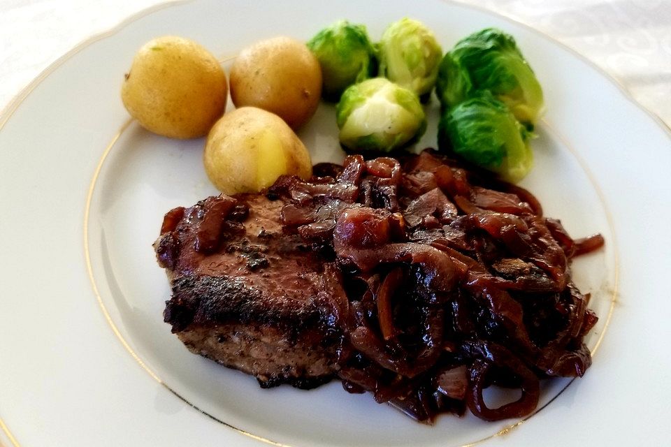 Rinderfilet mit Rotweinzwiebeln Rinderfilet mit Rotweinzwiebeln