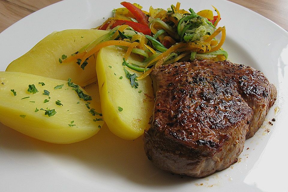 Rinderfilet mit Rotweinzwiebeln Rinderfilet mit Rotweinzwiebeln