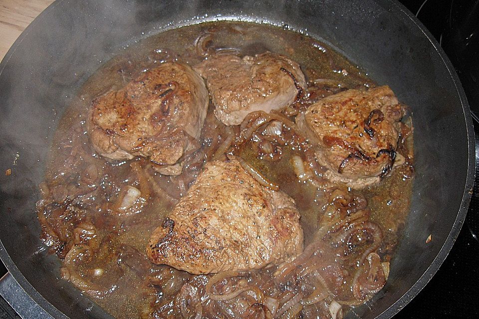 Rinderfilet mit Rotweinzwiebeln Rinderfilet mit Rotweinzwiebeln