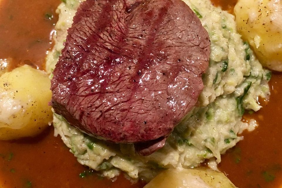 Rinderfilet auf Wirsing mit Parmesankartoffeln