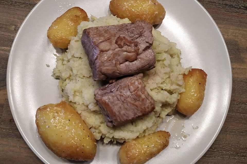 Rinderfilet auf Wirsing mit Parmesankartoffeln