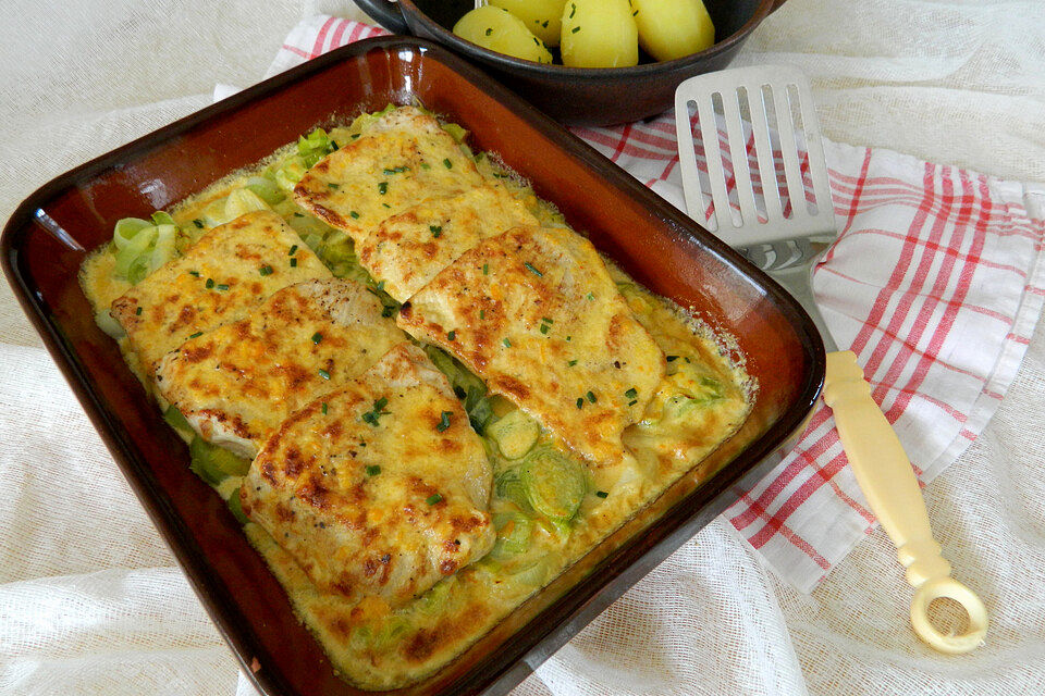 Überbackene Putenschnitzel auf Porreegemüse