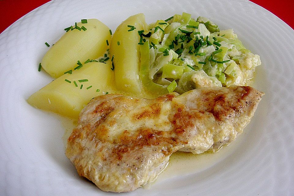 Überbackene Putenschnitzel auf Porreegemüse