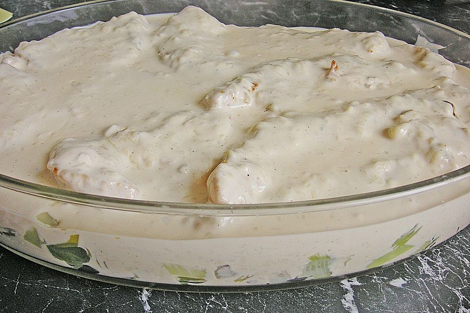 Überbackene Putenschnitzel auf Porreegemüse