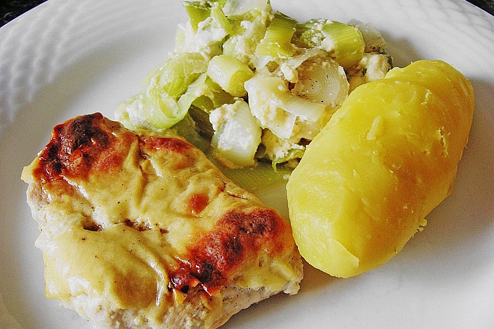 Überbackene Putenschnitzel auf Porreegemüse