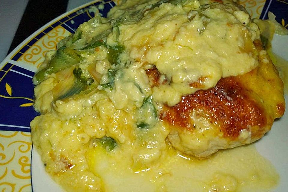 Überbackene Putenschnitzel auf Porreegemüse