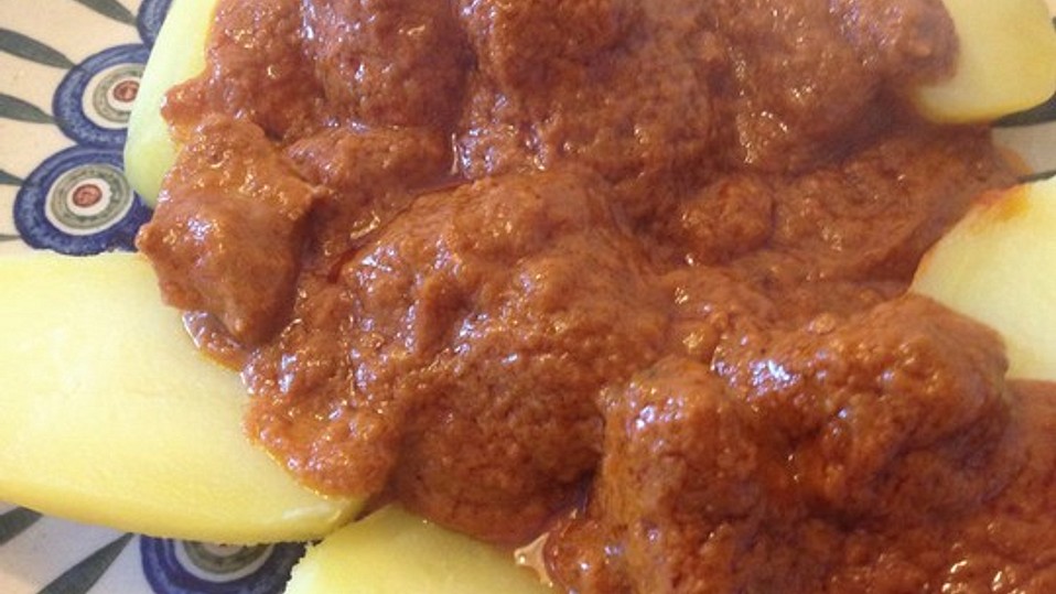 Domoda, Rind- oder Lammfleisch mit Erdnusssauce