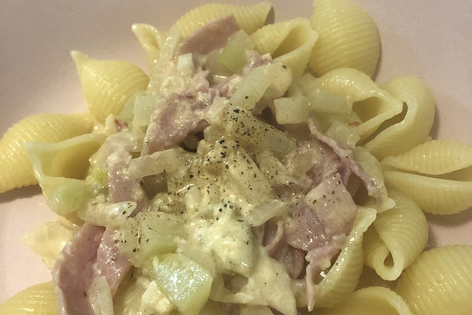 Nudeln mit Kohlrabi-Schinken-Sauce