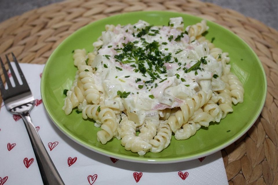 Nudeln mit Kohlrabi-Schinken-Sauce