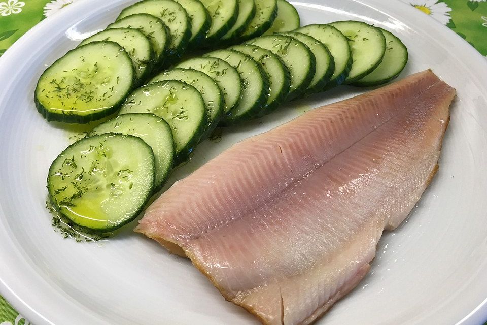 Geräucherte Forellenfilets mit Gurke