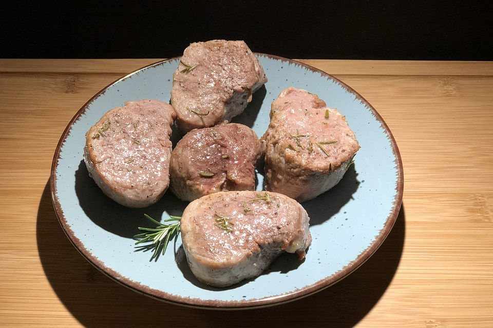 Schweinefilet als Fingerfood mit würziger Sauce