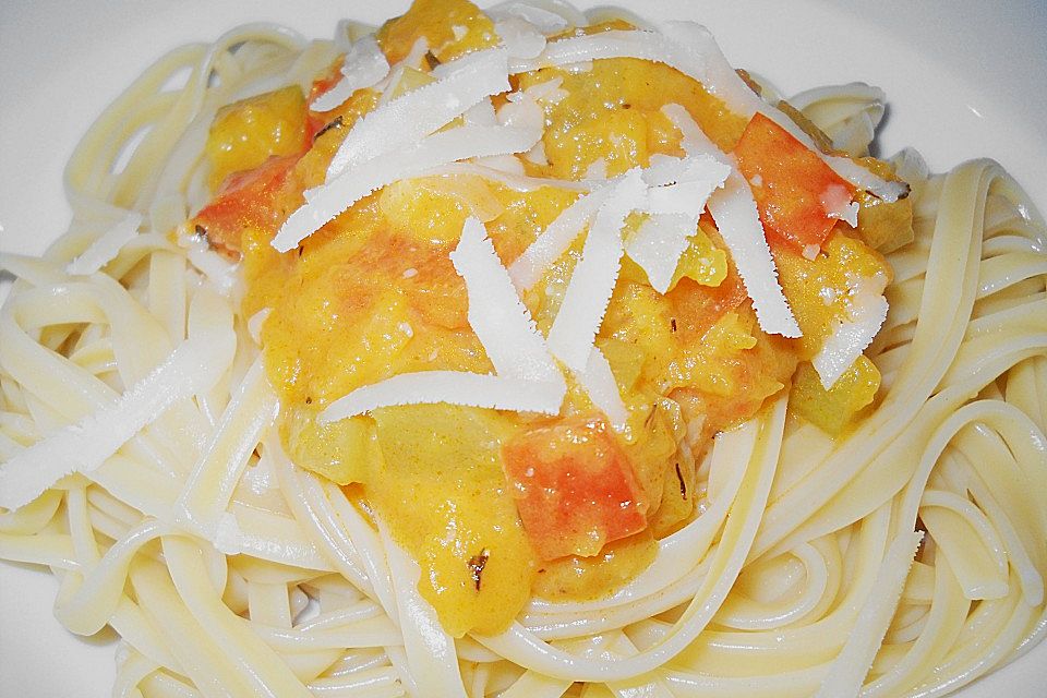 Linguine in Kürbis - Gurkensoße