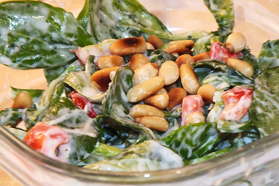 Klassischer Feldsalat mit Tomatendressing