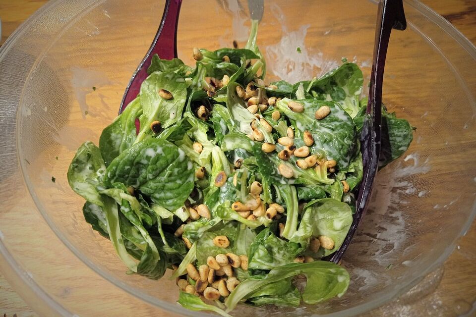 Klassischer Feldsalat mit Tomatendressing