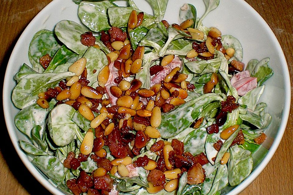 Klassischer Feldsalat mit Tomatendressing