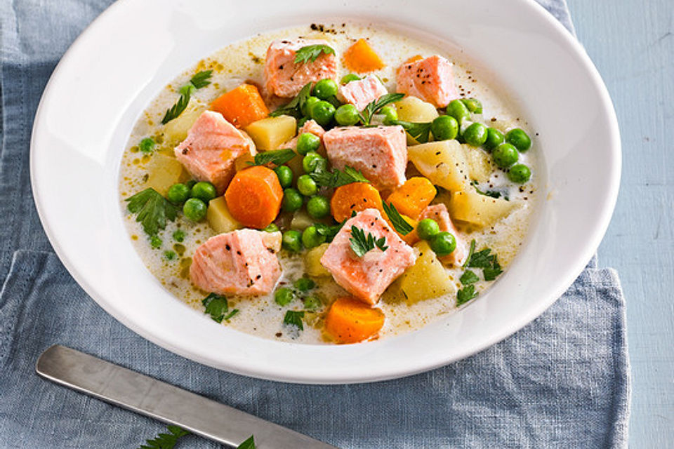 Schnelle Gemüsesuppe mit Kokosmilch und Lachswürfeln