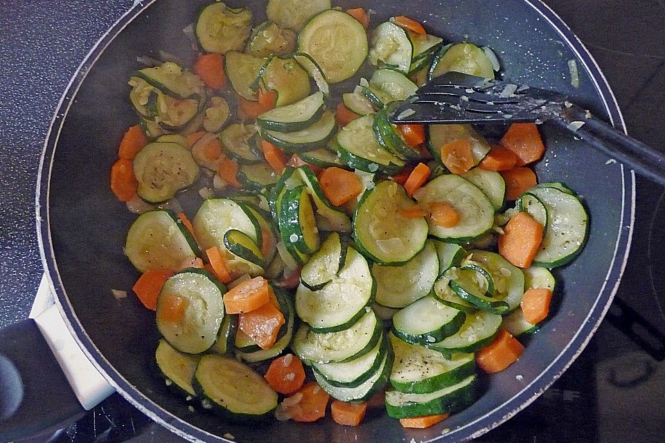 Bunter Zucchinisalat mit Senf - Dressing