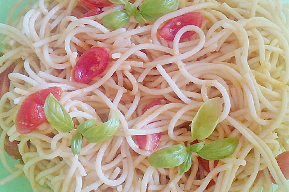 Spaghetti - Basilikum - Salat