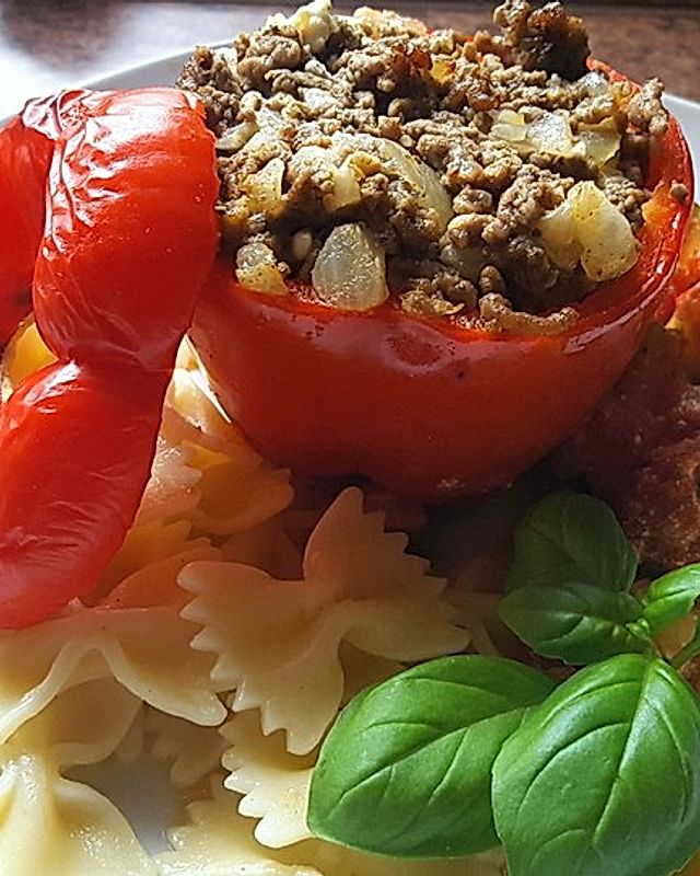 Gefüllte Paprika mit Hackfleisch, Feta und Zucchini