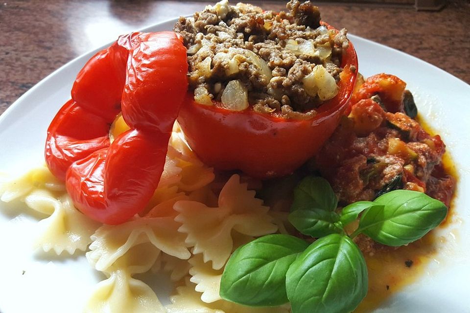 Gefüllte Paprika mit Hackfleisch, Feta und Zucchini