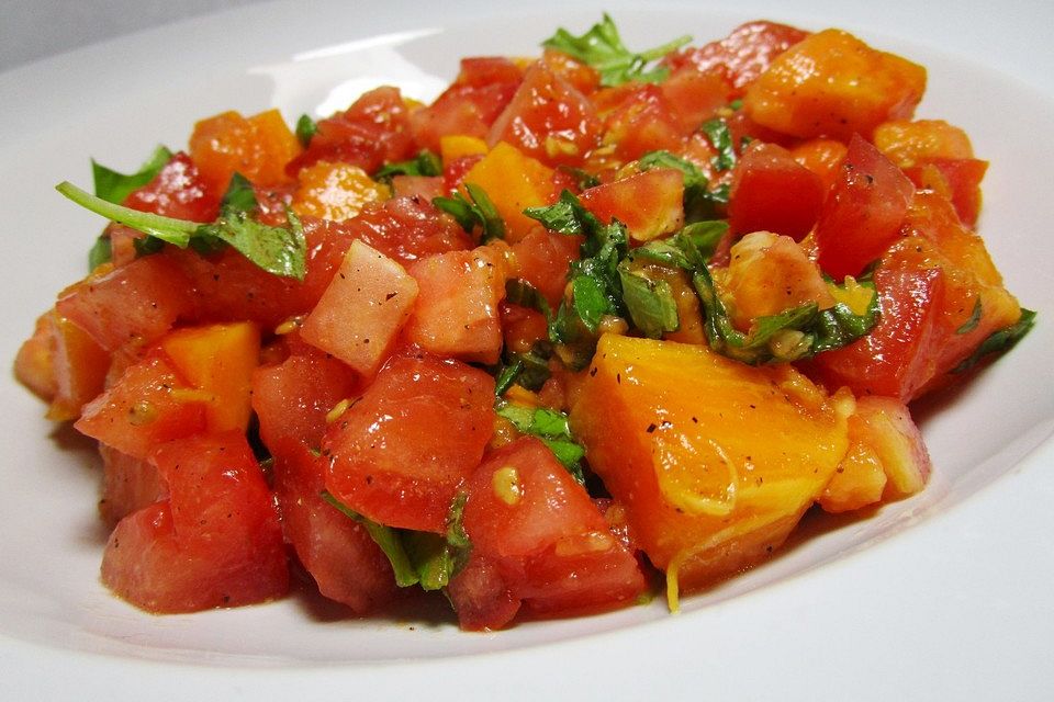 Tomaten - Papaya - Salat mit Basilikum