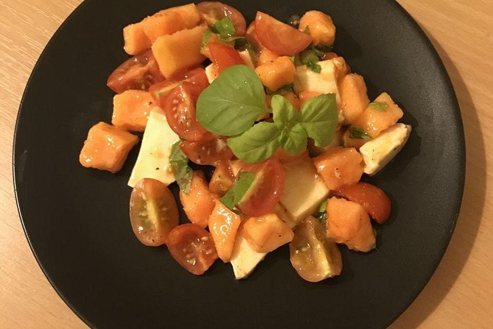 Tomaten - Papaya - Salat mit Basilikum