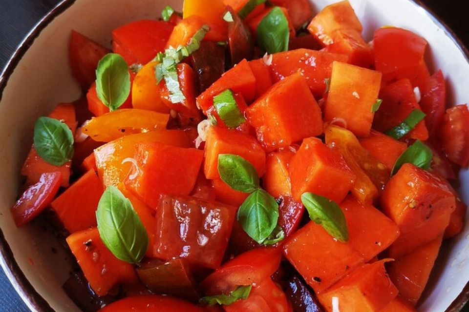 Tomaten - Papaya - Salat mit Basilikum