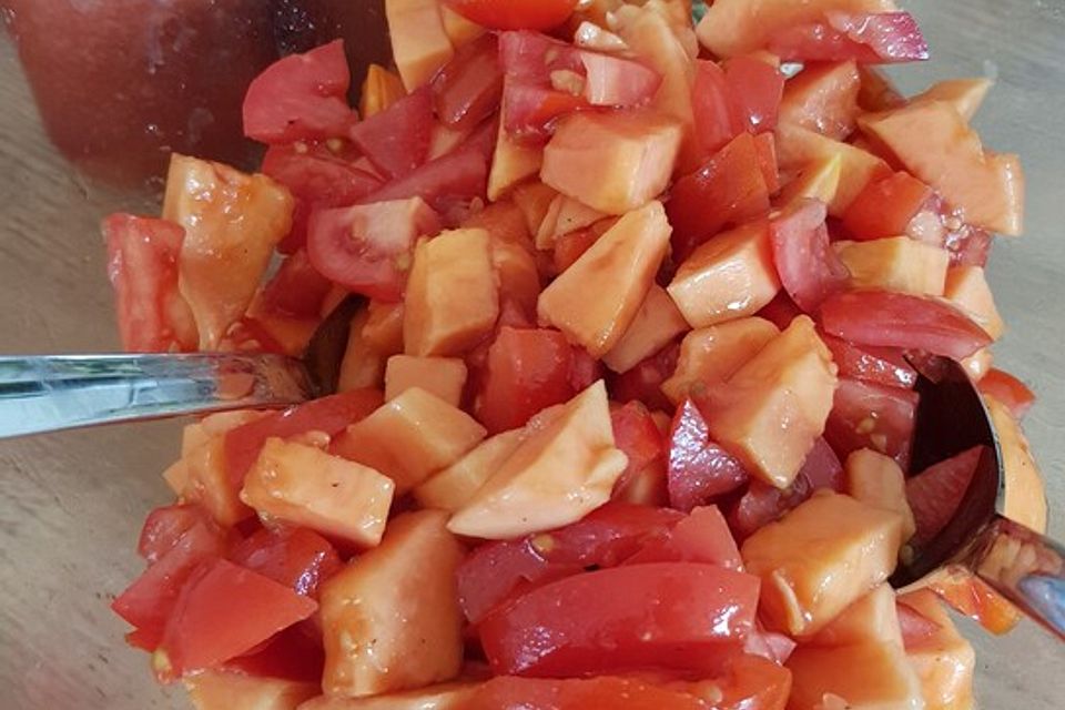 Tomaten - Papaya - Salat mit Basilikum