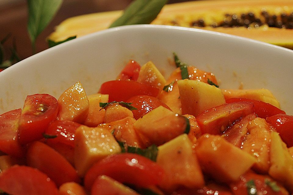 Tomaten - Papaya - Salat mit Basilikum