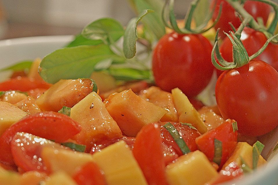 Tomaten - Papaya - Salat mit Basilikum