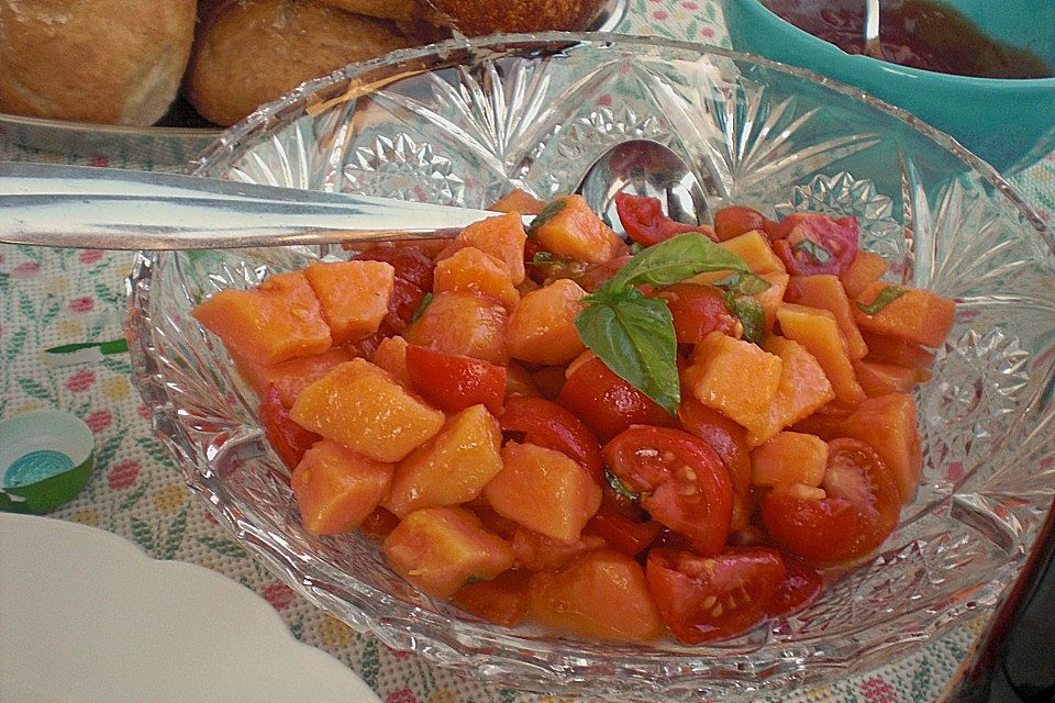 Tomaten - Papaya - Salat mit Basilikum