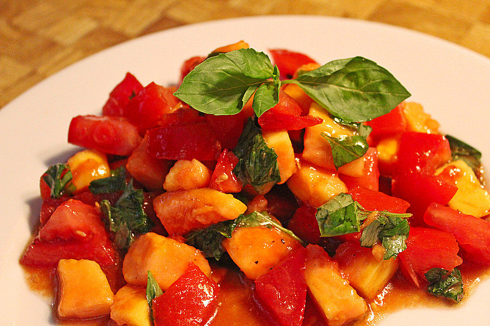 Tomaten - Papaya - Salat mit Basilikum