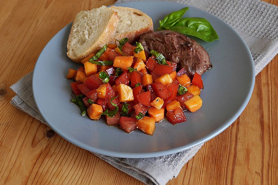 Tomaten - Papaya - Salat mit Basilikum