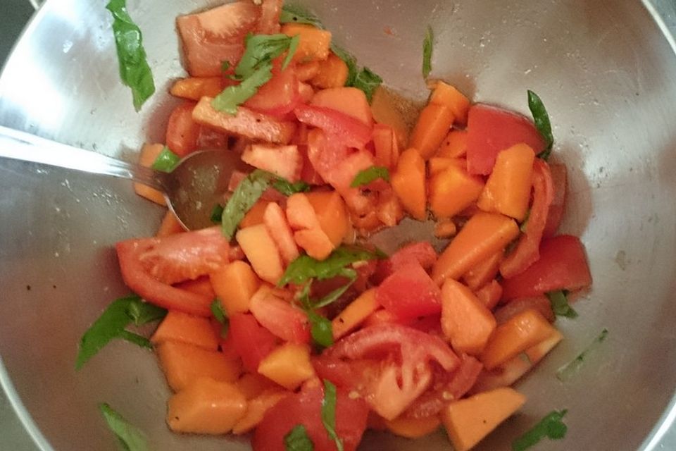 Tomaten - Papaya - Salat mit Basilikum