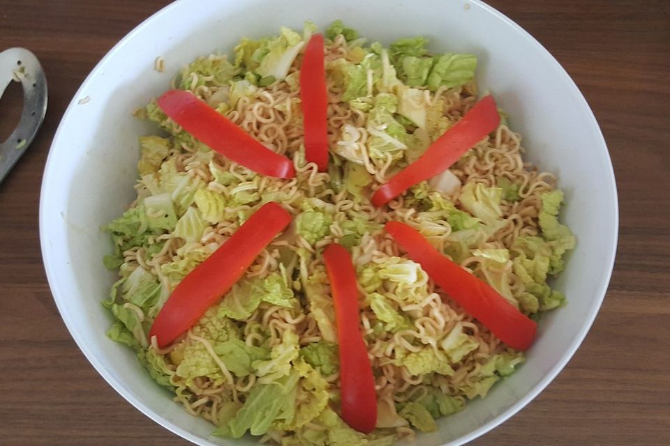 Chinesischer Nudelsalat mit Chinakohl und Lauch