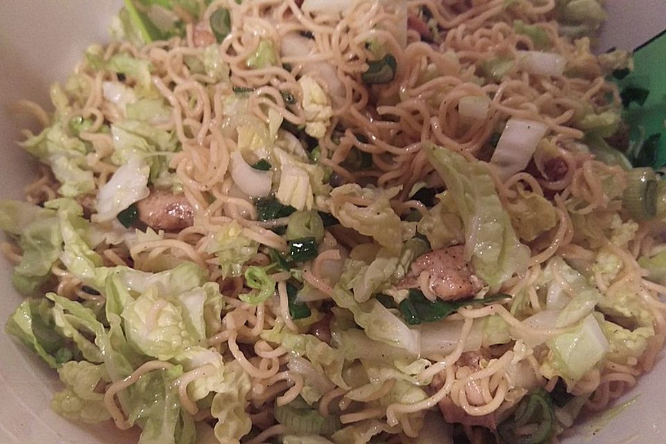 Chinesischer Nudelsalat mit Chinakohl und Lauch